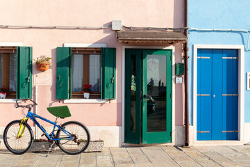 Fototapeta na wymiar Pellestrina, Venezia. Soglia di casa con bicicletta.