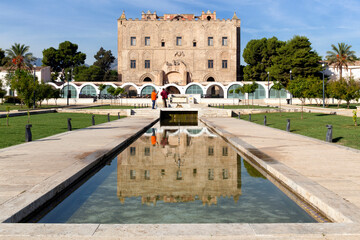 Palermo. Facciata con riflesso del Castello della Zisa
