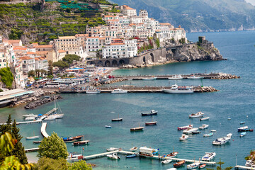 Amalfi, Salerno. Veduta della cittadina sul mare con moli turistici e barche da pesca