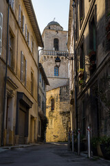 Clocher de l'Eglise Saint-Martin depuis la Rue du Séminaire, dans le quartier médiéval du Méjan à Arles