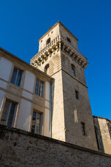 Fototapeta na wymiar Clocher de l'Eglise Saint-Martin, dans le quartier médiéval du Méjan à Arles