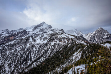Blick zur Alpspitze und zur Zugspitze im Wettersteingebirge