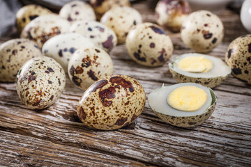 Obraz premium Quail eggs on a wooden table.