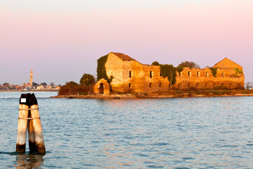 Venezia.Isola della Madonna del Monte con rovine di un vecchio monastero verso Burano