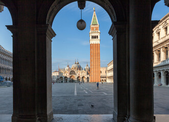 Venezia. Campanile di San Marco nella Piazza omonima da volta ad arco del Museo Correr
