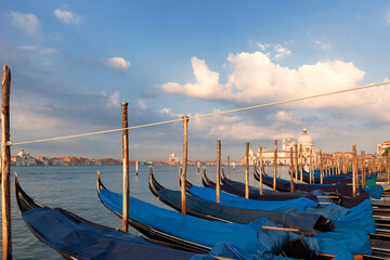 Fototapeta na wymiar Venezia. Gondole al palo nel Bacino di San Marco verso La Salute