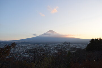 Fototapeta na wymiar 雲がかる富士山