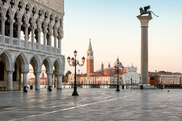 Venezia. Piazza San Marco con Palazzo Ducale e Colonna del leone verso l'isola di San Giorgio Maggiore
