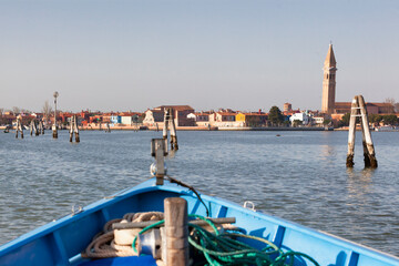 Burano, Venezia. Veduta da barca verso il borgo con il campanile della Chiesa Parrocchiale di San...