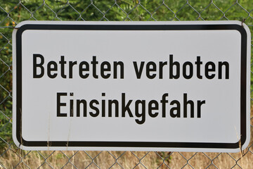 Schild mit der Aufschrift: Betreten verboten Einsinkgefahr