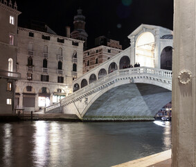 Venezia. San Polo. Ponte di Rialto sul canal grande di notte
