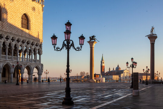 Venezia.Piazza San Marco con angolo di Palazzo Ducale e colonne di Todaro e Marco verso l' Isola di San giorgio Maggiore