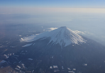 Fototapeta premium 日本を代表する山「富士山（ふじさん）」冬景色