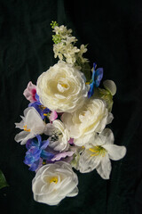 une composition de fleurs en tissu