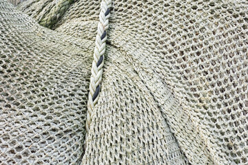un filet beige et une corde