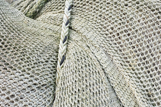 un filet beige et une corde