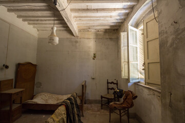 Camera da letto in palazzo abbandonato