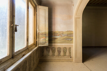 Affresco con finestra decorata in palazzo antico