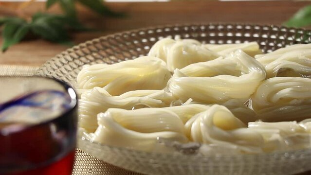 ガラスの器に盛ったそうめん【closeup FIX】