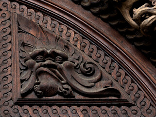 Cara grotesca en la puerta