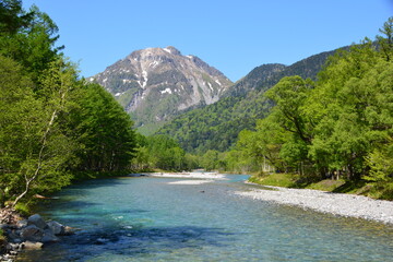 初夏の上高地　新緑の映える青い梓川の清流と焼岳を望む