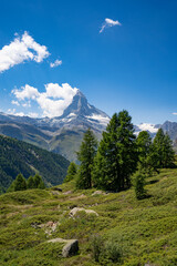 Matterhorn von Sunnegga Sommer wenig Schnee 2022 Bokeh mit Vordergrund Wolke links 