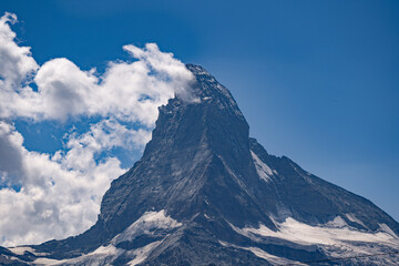 Matterhorn von Sunnegga Sommer wenig Schnee 2022 Bokeh mit Vordergrund Wolke links 