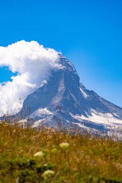 Matterhorn von Sunnegga Sommer wenig Schnee 2022 Bokeh mit Vordergrund Wolke links 