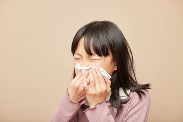 花粉症でくしゃみ止まらない子供の様子