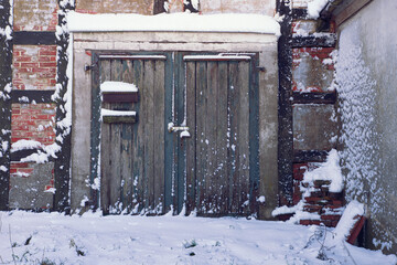 Obraz premium Alte Haustür mit Schnee und Briefkasten, in einem alten Fachwerk Haus 