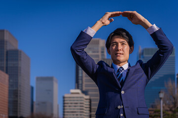 OKポーズのビジネスマン