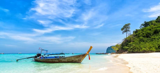 Crédence de cuisine en verre imprimé Railay Beach, Krabi, Thaïlande Amazing view of beautiful beach with traditional thailand longtale boat. Location: Bamboo island, Krabi province, Thailand, Andaman Sea. Artistic picture. Beauty world.