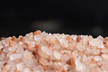 Obraz na płótnie Canvas A large number of pink salt crystals of different sizes