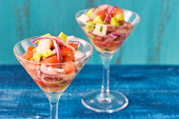 青背景のメキシコのシーフードのセビーチェ　コピースペースあり　スタイリッシュな雰囲気で Mexican Seafood Ceviche (Cebiche) blue background with copy space in a stylish atmosphere