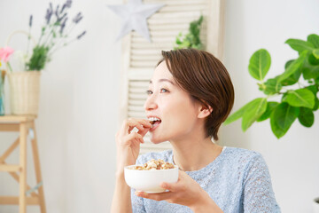 家でナッツを食べる女性