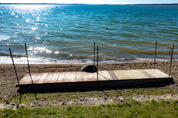 Obraz premium Floating pier on the shore