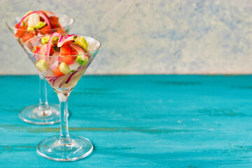 メキシコのシーフードのセビーチェ　コピースペースあり　スタイリッシュな雰囲気で Mexican Seafood Ceviche (Cebiche) with copy space in a stylish atmosphere