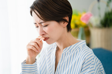 Fototapeta na wymiar 鼻炎で苦しむ若い女性　花粉症イメージ