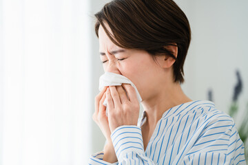 鼻炎で苦しむ若い女性　花粉症イメージ