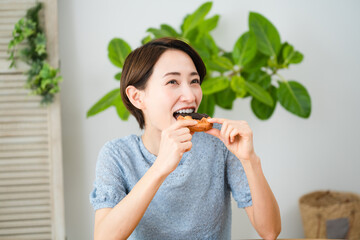 ドーナツを食べる若い女性　飲食イメージ