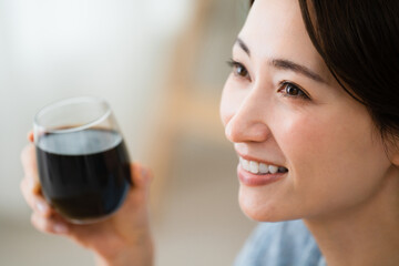 コーヒーを飲む若い女性　飲食イメージ
