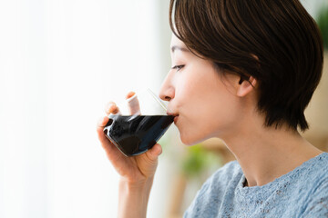 コーヒーを飲む若い女性　飲食イメージ