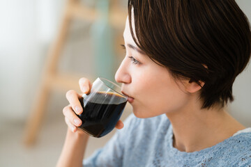 コーヒーを飲む若い女性　飲食イメージ