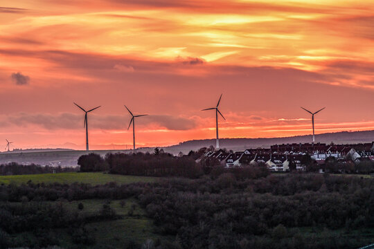 Wundersch&ouml;ner Sonnenuntergang am Himmel mit goldenen Wolken und Windr&auml;der, W&uuml;rzburg, Franken, Bayern, Deutschland