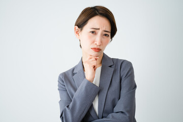 不安気な表情の若い女性　ビジネスイメージ