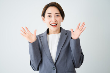 驚いて手を上げる若い女性　ビジネスイメージ