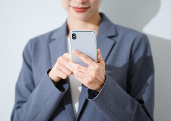 スマートフォンを使う若い女性　ビジネスイメージ
