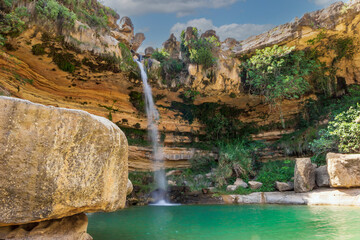 The Salto de la Portellada is a spectacular 20-meter waterfall that falls along the course of the Tastavins River, a tributary of the Matarraña River located in the region of the same name, Teruel.