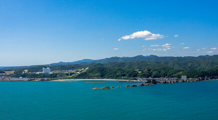 Fototapeta na wymiar 和歌山県 串本町の橋杭岩と海の風景