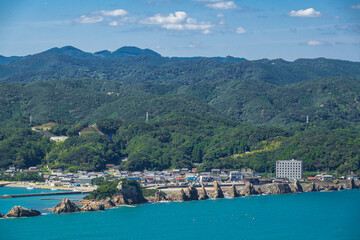 Naklejka na ściany i meble 和歌山県 串本町の橋杭岩と海の風景